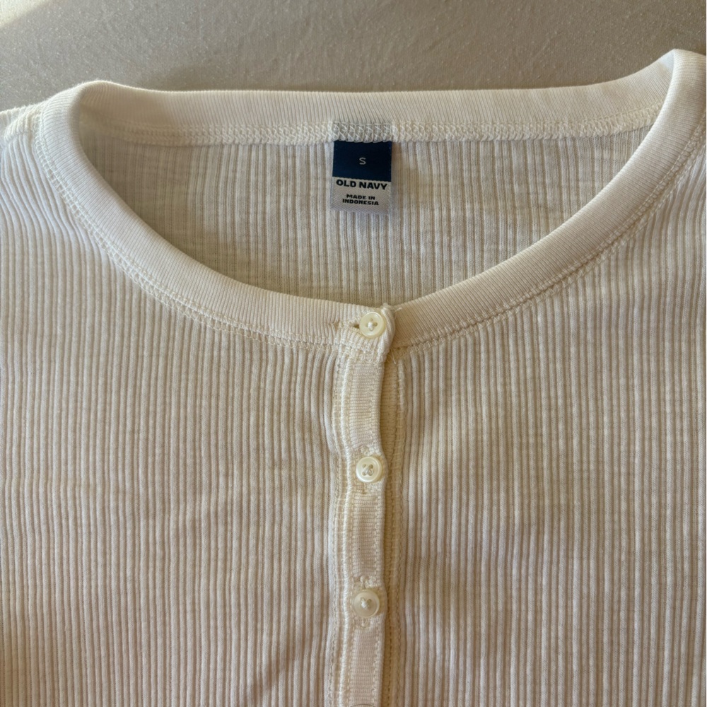 White Ribbed Button-Up Top - Picture 2 of 4